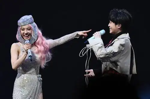 蔡依林被吴青峰吐槽 演出服像阿联酋空姐 拉手互动害羞太可爱