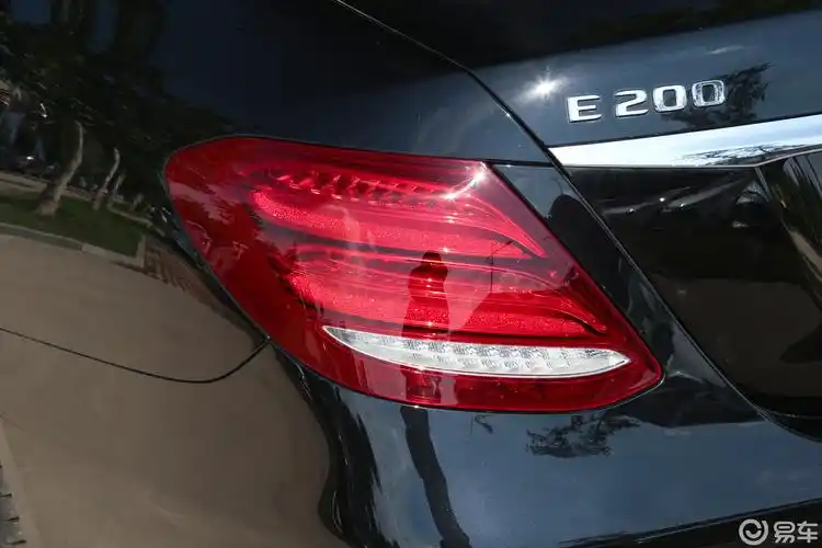 【奔驰e级2018款e 200 4matic 运动版尾灯侧45度俯拍汽车图片-汽车图