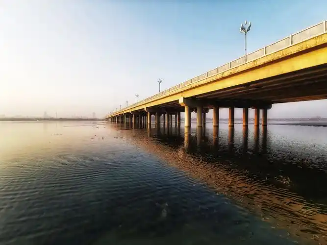 上部结构为3x10x30m钢筋混凝土预应力连续箱梁.