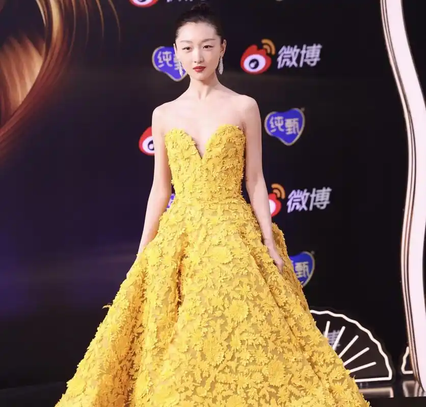 组图:2020新浪微博之夜举行 周冬雨刺绣花长裙好优雅