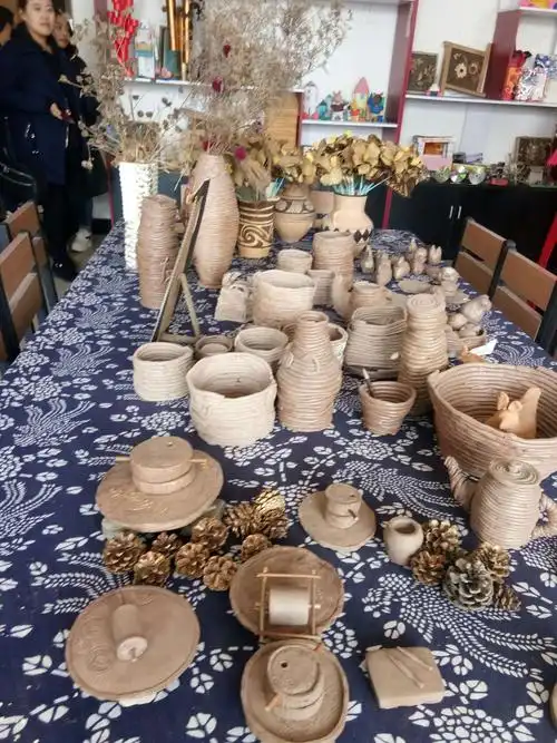 艺术实践工作坊一角――陶艺作品.