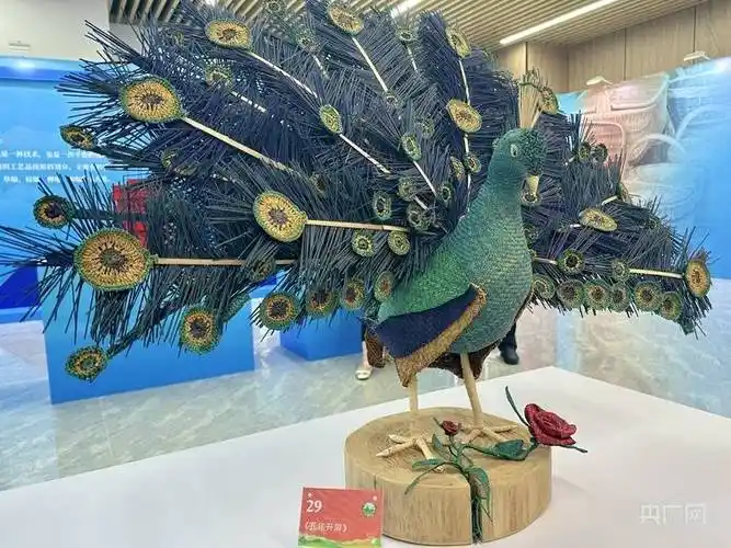 手工编织作品《孔雀开屏》(央广网记者李舜 摄)面花制作作品《祖国之