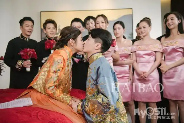 经过重重关卡陈晓终于接到美娇娘,甜甜蜜蜜的kiss自然不能少