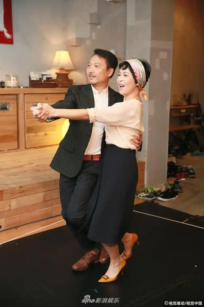 组图:苏玉华潘灿良复古风排练舞台剧 合体跳交谊舞couple感十足