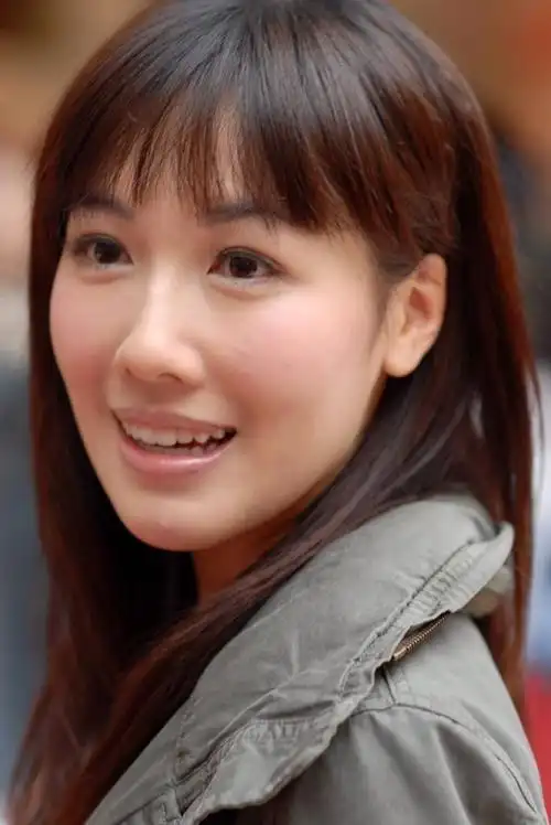 李诗韵,于2003年参选香港小姐,并获得"最上镜小姐"及"才艺小姐"两个