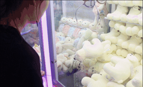 我们在南昌花了1000块玩遍抓娃娃机只是把娃娃翻了个面