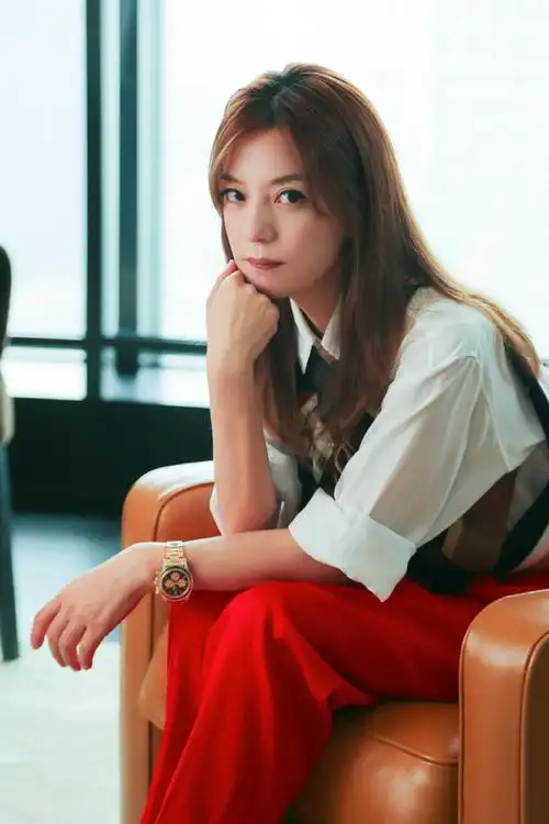 赵薇印花衬衣配红色长裤优雅知性 大眼有神气色佳_娱乐频道_中国青年