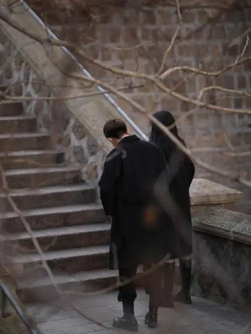 路人偷拍的韩剧男女主