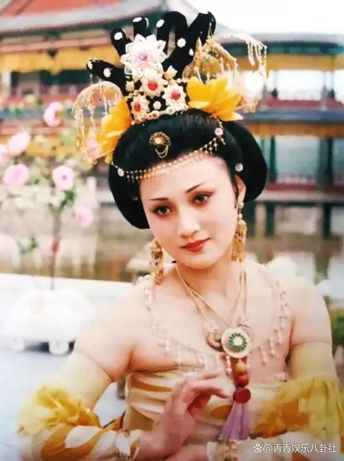 并且还被称为为四大美女之一,而"羞花"一词就是形容杨贵妃的迷人样貌