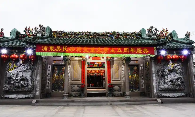 吴氏祠堂,金碧辉煌.