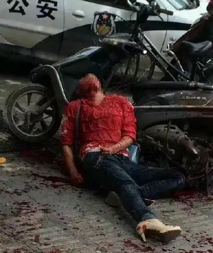【突发】惨!郑州一女子当街被割喉(多图)