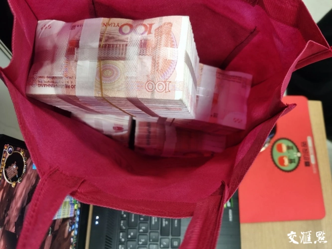 【暖新闻】电梯口捡到一袋"垃圾",打开一看竟是40万现金!