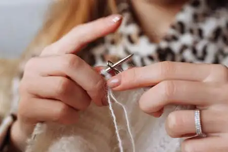 照片的毛衣那个女人手里在织毛衣. 针织针. 快关门. 天然羊毛.