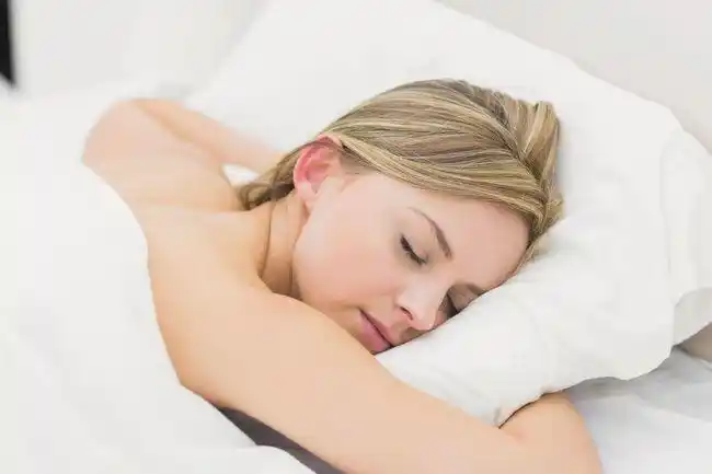 裸睡有哪些好处?女性在睡觉时,该不该穿内衣和内裤呢?不妨看看