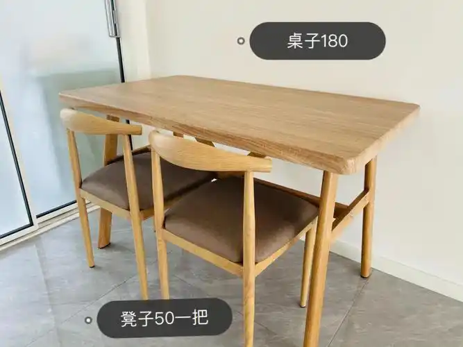在网上看了很多桌子一模一样的桌子加椅子配套大概六七百就在我以为