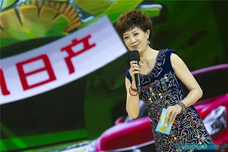 高清:豪门盛宴女主播卖萌 内马尔绝版战靴亮相