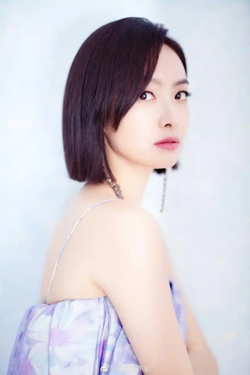 31岁宋茜短发减龄不少,搭配碎花连衣裙又白又嫩,像个18岁美少女