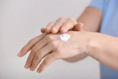 涂抹护手霜图片