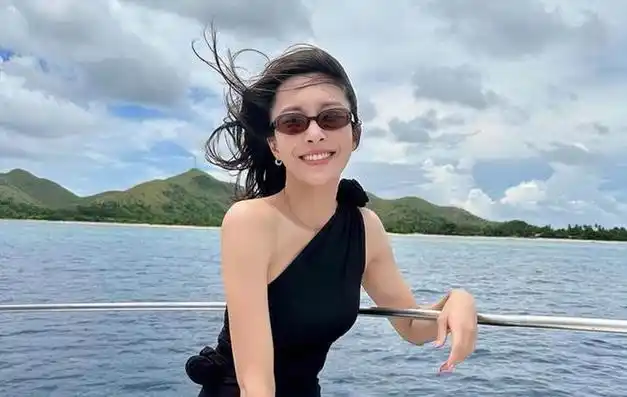 tvb女星张曦雯新剧s形身材抢镜遭男拍档狼吻香肩演心机女获赞