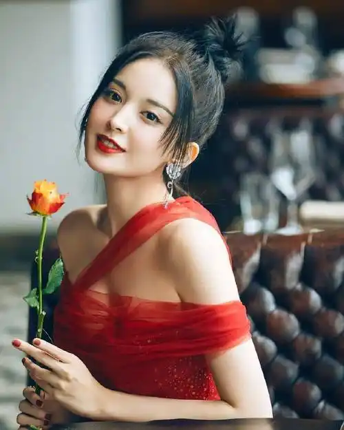 古力娜扎:颜值杠杠的女神还会演,她到底有多美,身材特点惊艳绝伦!