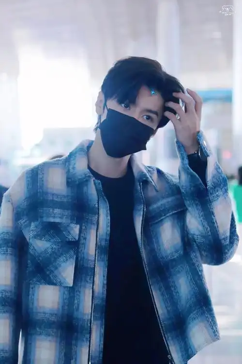 找这个机场门口遇到的口罩帅哥 头身比长在我的发疯点上