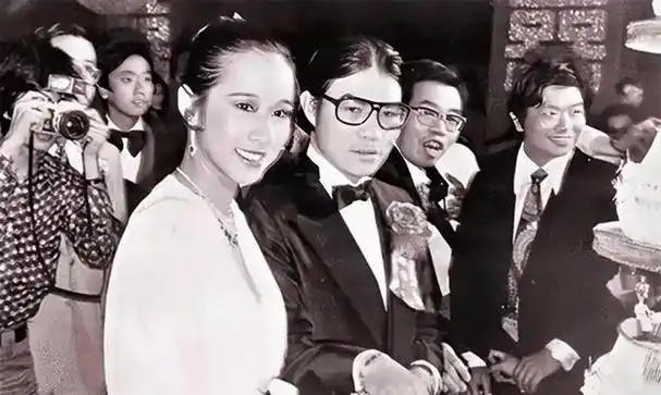 朱家父母听说了霍震霆年轻时与何鸿燊长女何超英的绯闻,因此对霍震霆