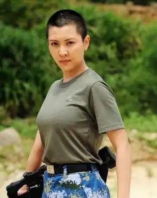 图示这位美女发型上选择了一款精短的板寸头,将出众精致的五官都呈现