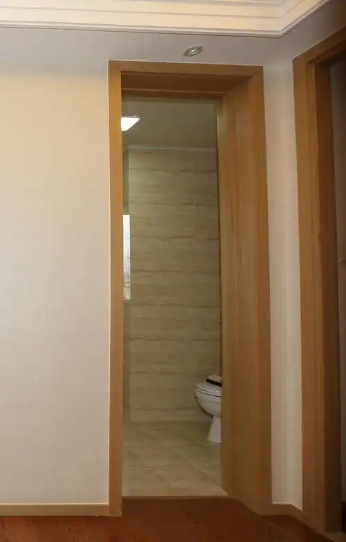 二,门套的材质有哪些家庭装修的门套的材料一般有木质的,选择时一般会