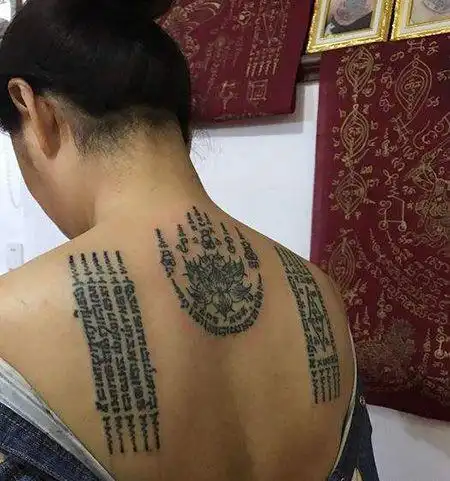 女生背部泰国符文纹身图案
