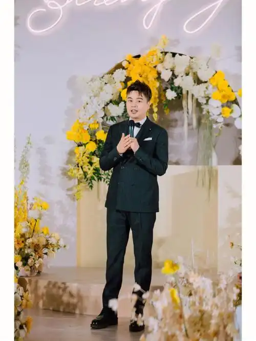 昨天杭州西湖山庄婚礼,司仪登场.竟然是浙江卫视沈涛.