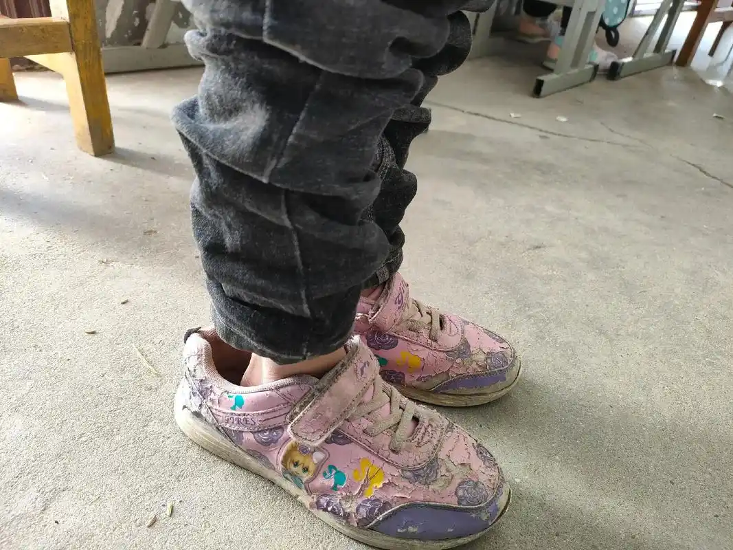 农村留守儿童,穿着一双和年龄不相符的鞋子穿了一个多星期,看了 - 抖