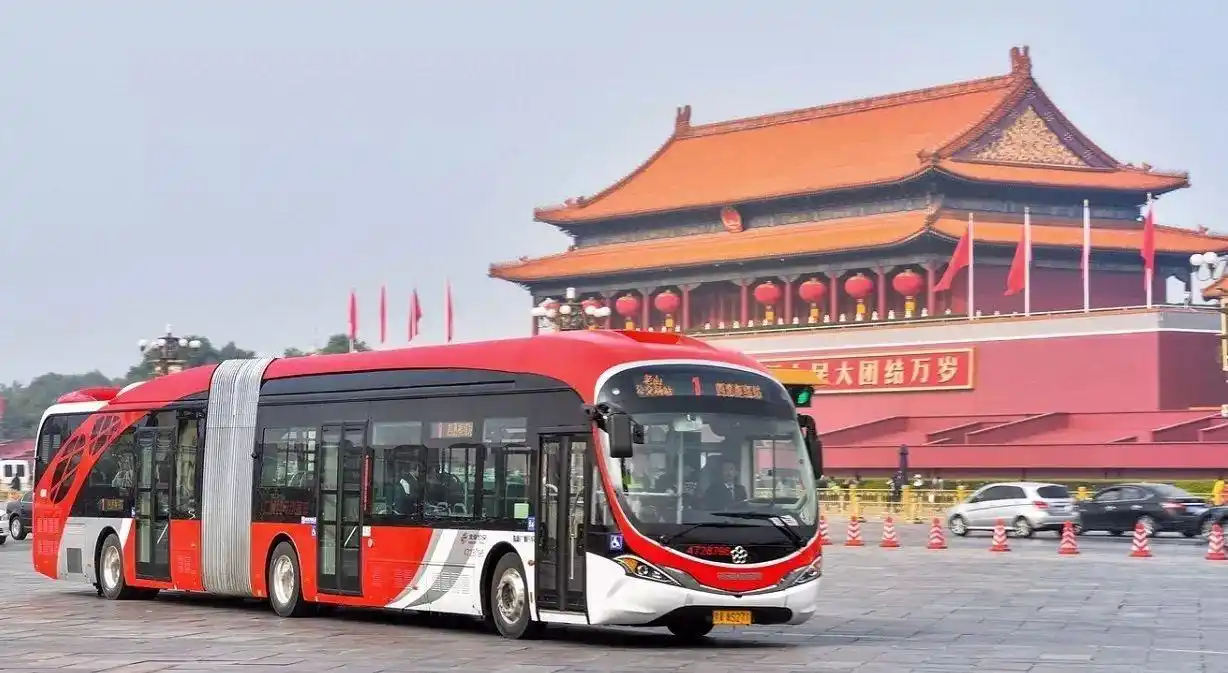 汽车看点 自媒体 正文 在北京公交1路的始发站老山公交场站,银隆新