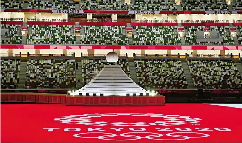 图:东京奥运会23日晚间开幕,会场内空空荡荡的观众席.法新社