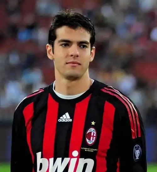 42岁的卡卡冲进半场,2秒后将球传给自己,活活打死对手进球!