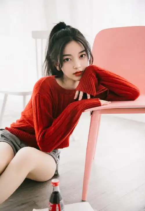 单马尾甜美美女白皙美腿写真图片