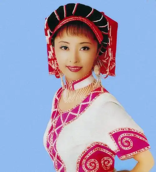 吐字清晰,表演质朴,是一名广大观众非常喜爱的少数民族歌唱家