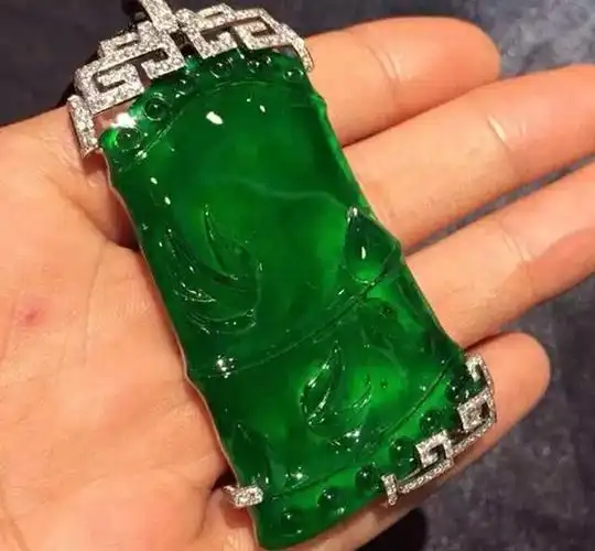 罕见的极品龙石种翡翠,让你过目难忘(怎么识别注胶翡翠) 第19张