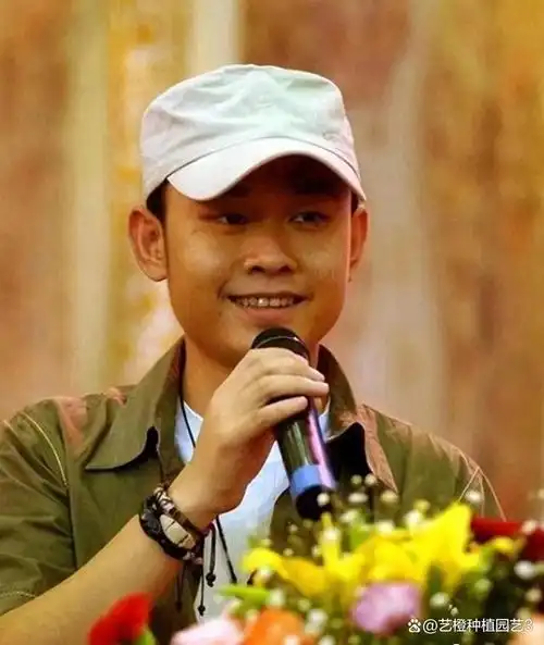 原本,我们认为刀郎账号头像上那位少年是他小时候的照片,然而事实并非