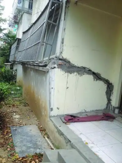 工地施工造成地基沉降对面小区房屋多处开裂图
