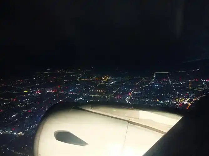 晚上坐飞机你也会睡不着却又不好意思在空姐关了灯后刷手机吗