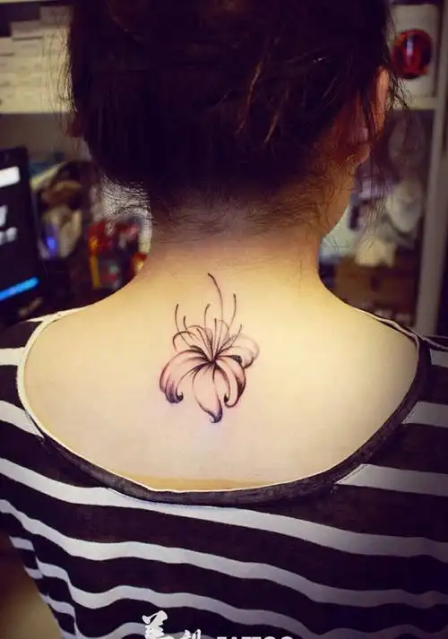 百合花纹身图片_颈部清新植物成品纹身图案