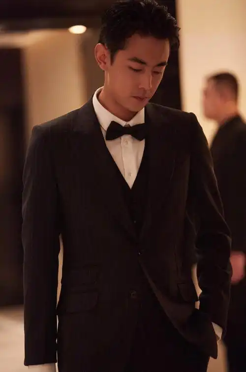 简介:纪凌尘雅痞帅气西装写真图片,分享一组纪凌尘图片给大家,图中的