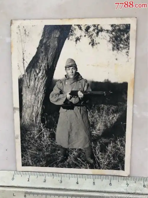 民国抗战时期拿枪的日本鬼子老照片