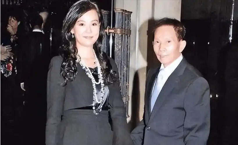 翁静晶:嫁大30岁刘家良,丈夫去世后哭到昏厥,转身嫁入了赌王家_翁晶晶