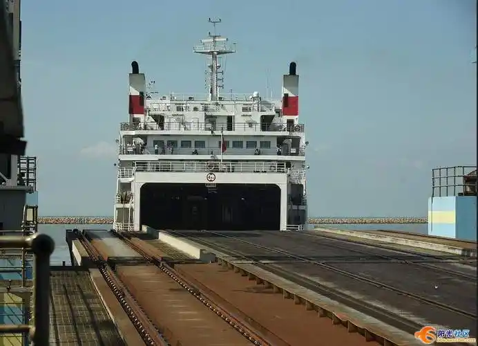 工作人员再把火车推出船舱,一一接起来,火车开动,5分钟不到,海口火车