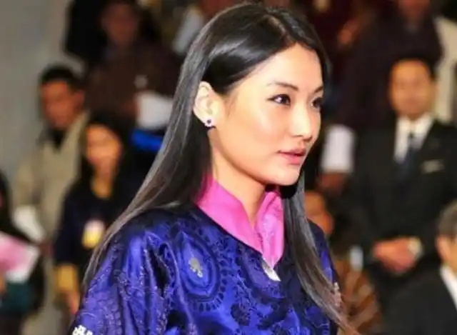 29岁不丹王后受重视手扶孕肚高调亮相手上奢侈品包包换不停