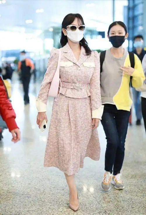 赵雅芝不愧是"冻龄女神",69岁了还是那么潮,穿大衣配皮靴好飒_网易