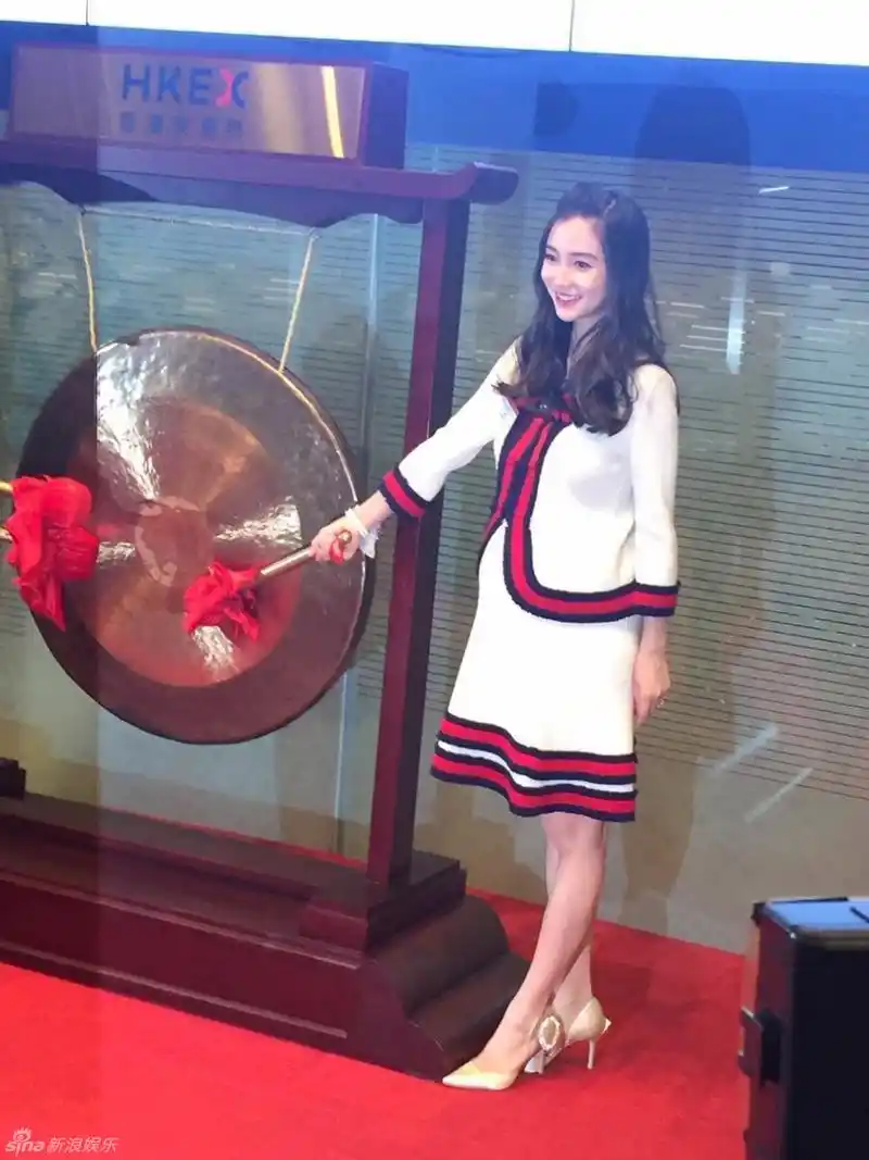 angelababy挺7月孕肚亮相 四肢纤细美貌不减