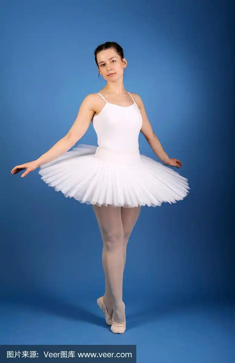 芭蕾舞者在白色芭蕾舞裙摆姿势