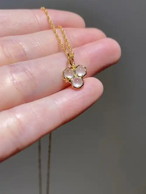 18k金镶嵌冰种白冰翡翠蛋面蜂巢吊坠